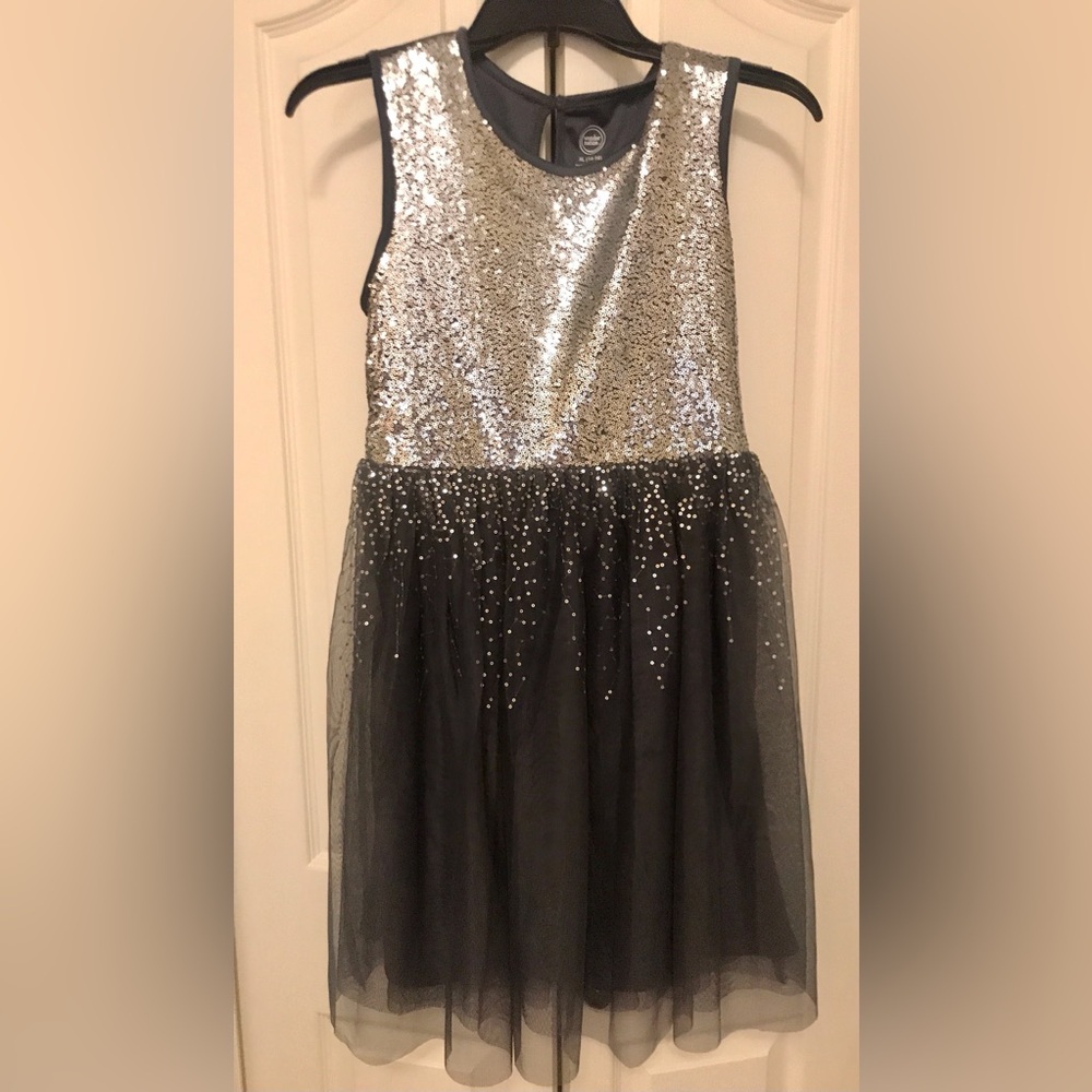 Never worn sleeveless, grey sequin, chiffon layered holiday dress. Girls 14/16